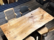 [ギラギラと美しい杢のテーブル]のご紹介。一枚板テーブル、無垢のテーブル、ダイニングテーブルのご紹介。札幌市清田区の家具の店、Ties interior