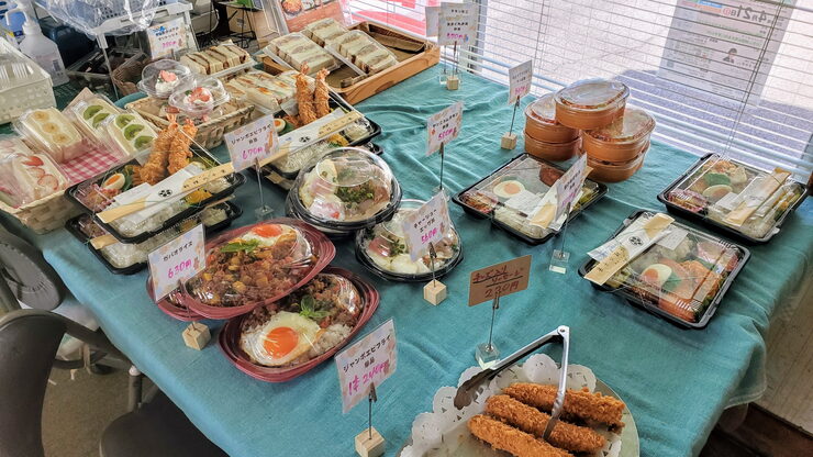 11:20の売り場……もう既に、お弁当が……「✨ジャンボエビフライ弁当の日✨」