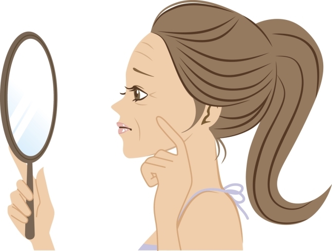 鏡を見る女性「顔のしわ対策についてー美容皮膚科医との対話」
