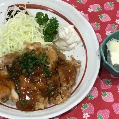 本日のAランチは　油淋鶏パリパリチキンねぎだれ