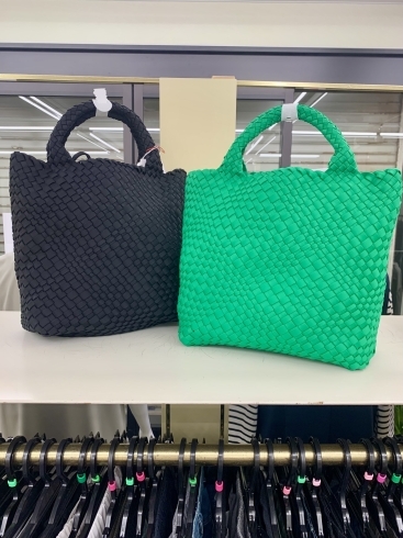 色は定番ブラックとポップなグリーンの2色です「通勤バッグは軽くて丈夫なナイロン製がいぃよね」