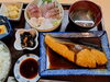 ブリ煮付け＋刺身盛り合わせ定食2300円「ブリ切り身の煮付け＋刺身盛り合わせ定食2300円」