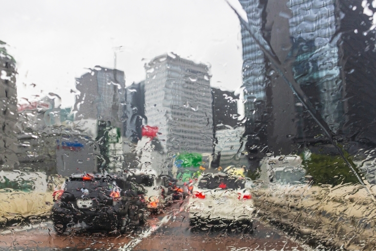 「雨の日の運転は特に注意を☔️🚗💦」