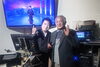 新曲♪男の未練♪をお客様と歌唱する秋岡秀治さん。「サンテレビ収録。無事終了😄😃」