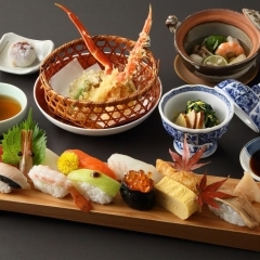 日本料理 藤さわ　握り寿司にズワイ蟹の天婦羅が付いた「味彩御膳」