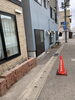 駐車位置目印のコーン（どこかに猫がいます）「お車でお越しのお客様へ」