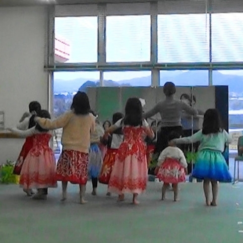 今回は子供クラスの写真です♪可愛い♡「那珂川市　フラダンス教室　子供から大人まで！ハワイアンミュージックにあわせて楽しくフラを踊りましょう♪」