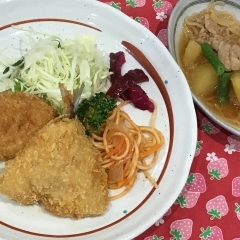 本日のAランチは　肉じゃがとミックスフライ