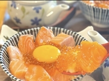 いくらと卵黄を一緒に🤍サーモン丼🐟