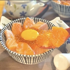 いくらと卵黄を一緒に🤍サーモン丼🐟