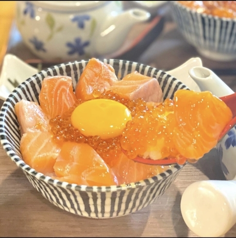 「いくらと卵黄を一緒に🤍サーモン丼🐟」