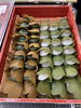 左がよもぎ入り(つぶあん)右が白のだんご(こしあん「柏もち出来てます〜」