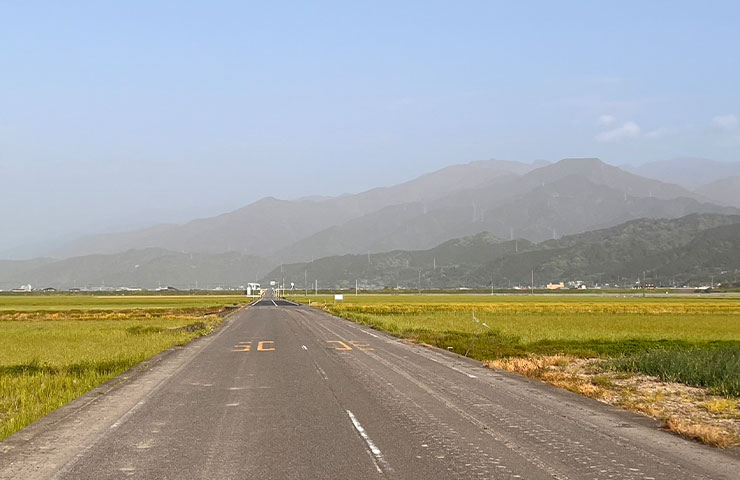 ピンとまっすぐ伸びる道路は見ていて気持ちいいですね「西条農道 2024春」