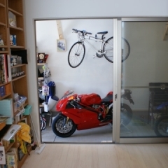 【オガワホームの新築住宅】自転車とバイクと共に暮らす家