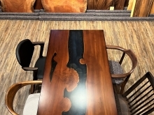 [アンティーク調カラーのレジンテーブル]のご紹介。レジンテーブル、リバーテーブル、ダイニングテーブル。札幌市清田区の家具の店、Ties interior。
