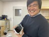 阿部社長。自家焙煎のコーヒー豆を持ってきてくれます「モースの日常その①、阿部社長の紹介です。」