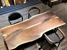 [ウォールナットの貴重な天板のテーブル]のご紹介。一枚板テーブル、無垢のテーブル、ダイニングテーブルのご紹介。札幌市清田区の家具の店、Ties interior。