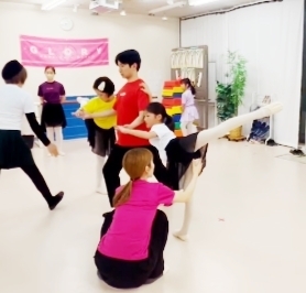 講師がチームで指導「函南　英語&ダンス　幼児ダンスバレエ体験レッスン中」