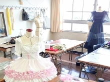 クリエイティブな仕事を目指そう♡ファッションデザイン・イラスト・WEB・グラフィックデザインなど多彩なデザインを基礎から学べる神戸文化服装学院　可愛らしいステージ衣装・舞台衣裳・貴族風お姫様ドレス作製作業風景♡