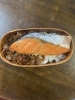 大きなシャケのみの、弁当です。「低料金(他社と比べてください) 面談・相談(お話しだけでも構いません) 下見調査無料 女性相談員在籍(安心です) 全国対応 探偵【創業平成7年、調査の青葉グループ 群馬-太田 栃木-足利・佐野 茨城-古河 埼玉-上尾 若さと責任感 be-」