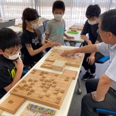   楽しくて学力向上につながる将棋、子供将棋教室の生徒を募集します。