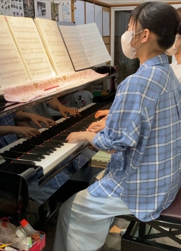 連弾の相手は今のところお母様です「ピティナコンペが近づいて参りました。ソロ、連弾共に練習に力が入ります。新潟市のピアノ教室です。」