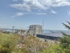 窓から海側を。公設卸売市場や製氷工場。その下には…「事務所からの風景を紹介。海が見えるオフィスです。」