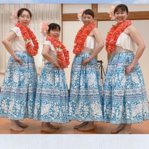 笑顔も素敵な皆さん！ブルーの衣装が映えますね！「那珂川市　フラダンス教室　レイマカナアロハ　みんなで仲良く踊っています！体力づくりに　リフレッシュに」
