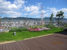 屋上から生駒山系が・・・　高住センターから、眺望の素晴らしい屋上庭園のある老人ホーム見学情報です。