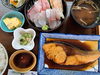鰤の煮付け＋刺身盛り合わせ定食2300円「鰤の切り身煮付け＋刺身盛り合わせ定食2300円」