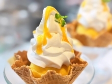 『ワッフルデザート (マンゴー)』人気のワッフルコーンに… ソフトクリーム＆アイスクリームを両方楽しめる✨ Shika定番デザートメニュー