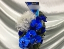青い胡蝶蘭とラメ付きの青いバラ