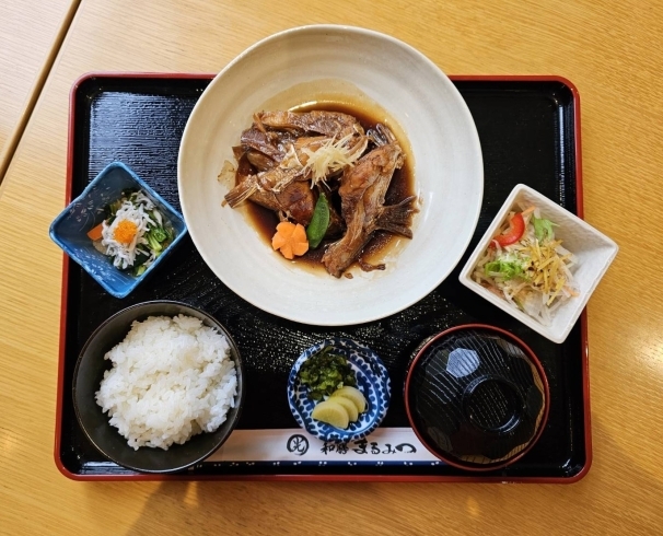 あら炊き定食（税込1,200円）「【数量限定】魚の旨みと甘辛さで米がすすむ！　ブリ・カンパチ・タイの「あら炊き定食」」