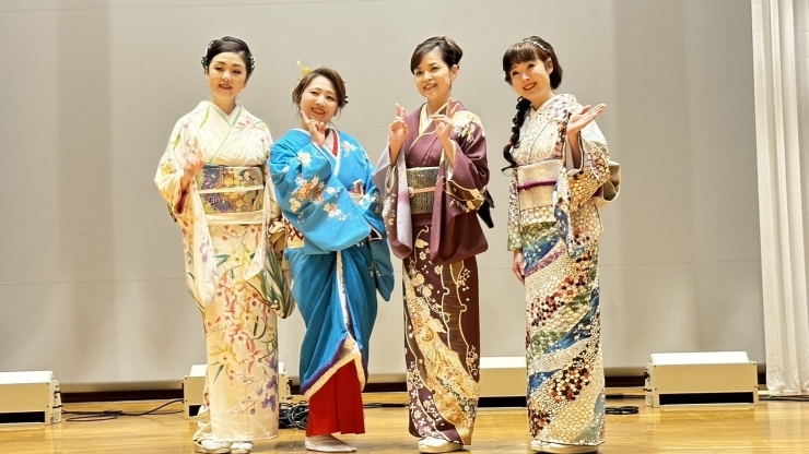 左から.多岐川舞子さん.石原詢子さん.田川寿美さん「5/19(日)女の花舞台~お疲れさまでした😊」