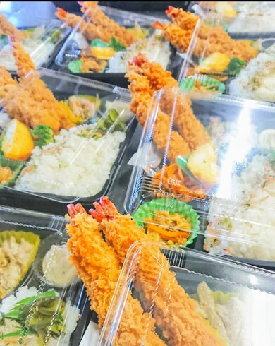ジャンボエビフライ弁当「本日は、ジャンボの日✨はみ出るサイズのエビフライと季節限定アジフライのお弁当をご用意して、お待ちしております!」