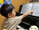 京都市南区のピアノ教室で年中くん！音を読んで、弾いて、脳の訓練中！頑張ってポケモンシールゲットだぜ【南区＆下京区のピアノ・リトミック・英語リトミック・ベビーリトミック】