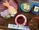 海鮮丼、小鉢付き　1800円