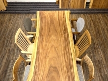 [バランスの取れた美しい一枚板]の紹介。一枚板テーブル、無垢のテーブル、ダイニングテーブルの札幌市清田区の家具の店、Ties interior。