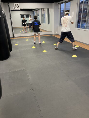 ステップの練習「本日は水曜日ボクシングデイ🥊リベラルボックスジム!岡山市東区ボクシングジム」