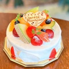 お誕生日おめでとうございます🎉 生クリームに季節のフルーツいっぱいのケーキ 「フルーツデコレーション 」人気です。