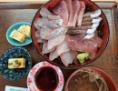 海鮮丼、小鉢付き　1800円　