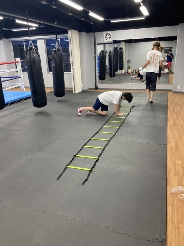 縄跳びとラダーを使ったトレーニング「ボクシングで反射神経、体感、リズムトレ🥊リベラルボックスジム！岡山市東区ボクシングジム」