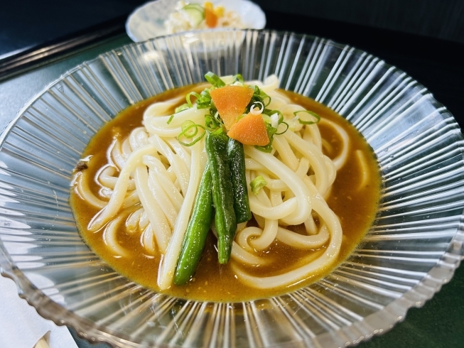 「新メニュー　冷やしカレーうどんはじめました！」