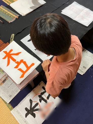 小学3年生さん、とても集中しています「小学生男の子さん登場！　日本の書道家は男性が多い」