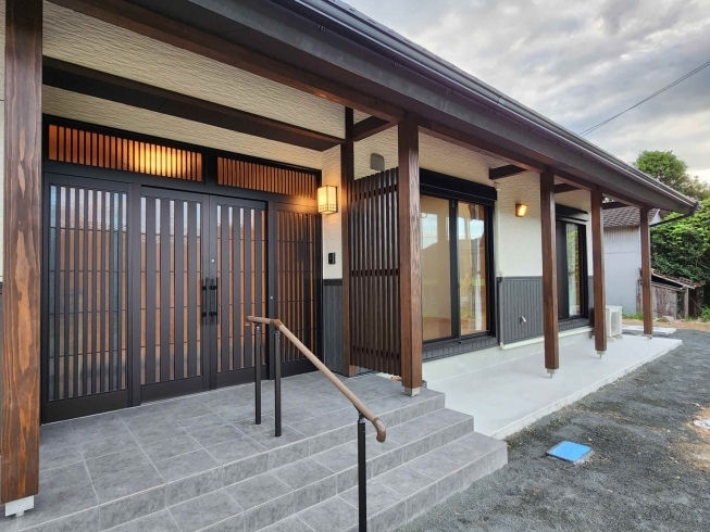 玄関ポーチ「高江町の新築住宅の実例です」
