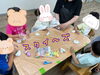 説明を皆で聞いています！「これなーに？【札幌市北区児童デイサービスこぱんはうすさくら札幌太平教室】」