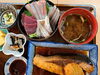 ブリの煮付け＋刺身盛り合わせ定食　2300円「ブリの煮付け＋刺身盛り合わせ定食、小鉢3品付き2300円」