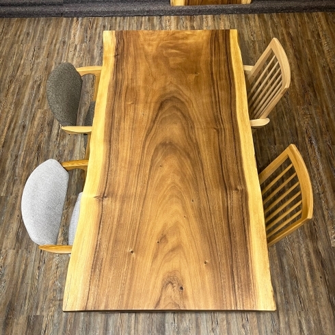 「[王道のモンキーポッド一枚板]の紹介。一枚板テーブル、無垢のテーブル、ダイニングテーブルの札幌市清田区の家具の店、Ties interior。」