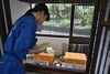 エサをあげています！「初めまして！」