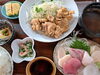 若鶏の唐揚げ+刺身盛り合わせ定食 2300円「若鶏の唐揚げ+刺身盛り合わせ定食 2300円」